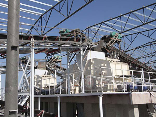 大型白云石破碎作业现场