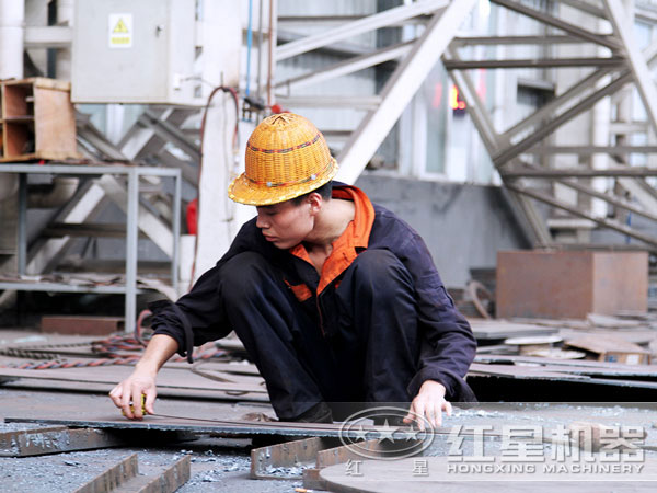 工人正在认真制造反击式星空平台-星空(中国)
